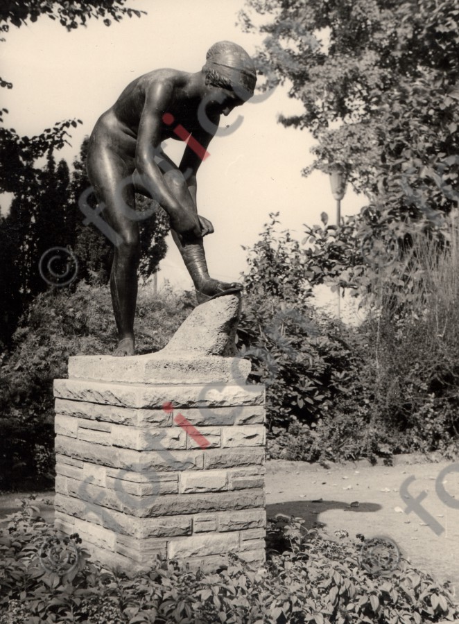 Skulptur "Sandalenbinderin" (1901) von August Kraus im Rheingarten (foticon-duesseldorf-0098.jpg)